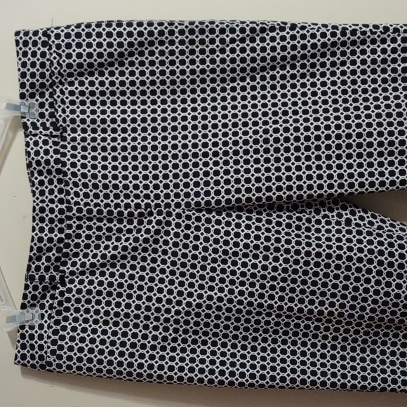 Madison Black and White Geometric Print Cropped Pants Size 10 - Picture 2 of 6